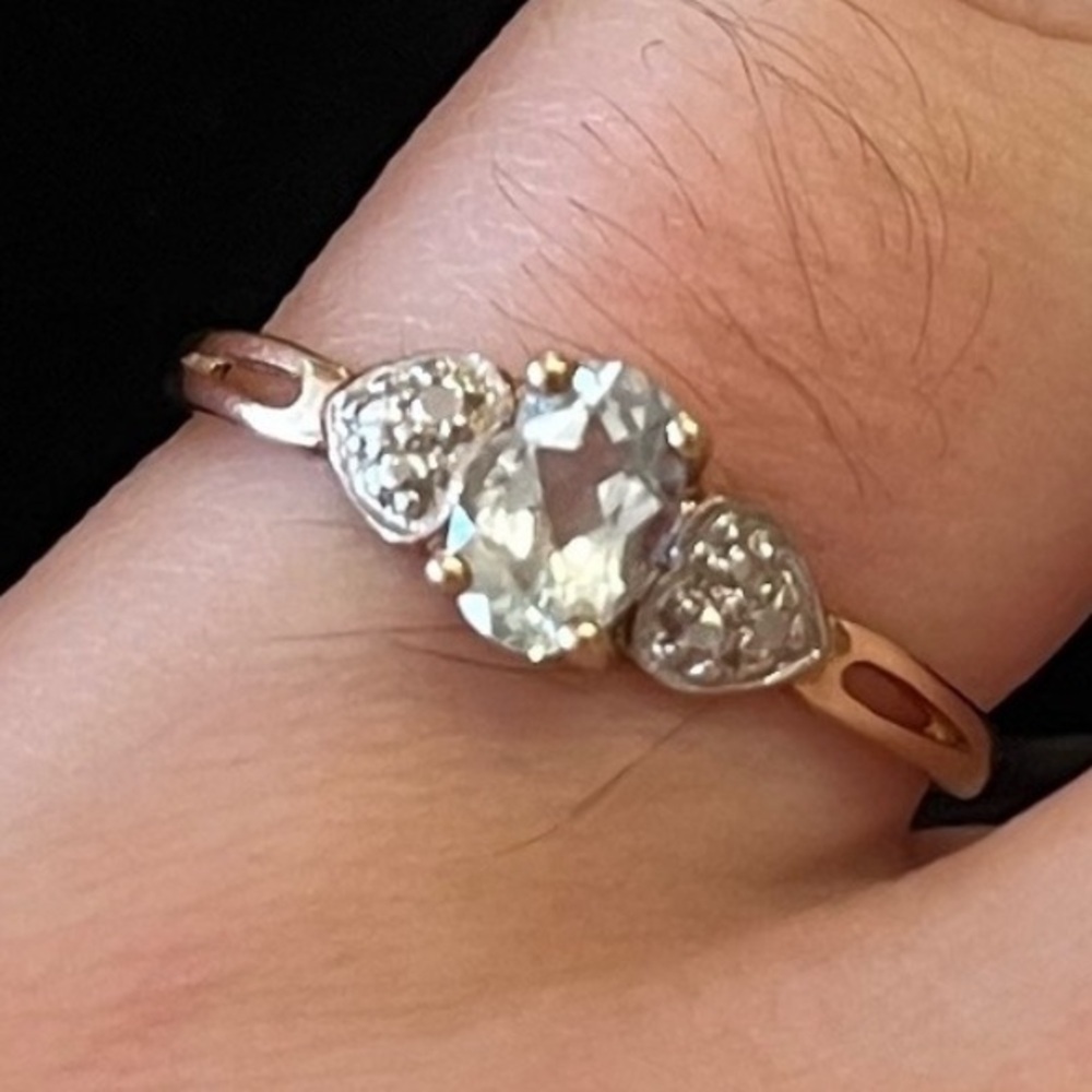 10k Gold AQUAMARINE ring 
Size 6.5
Classic. Feminine. Sweet